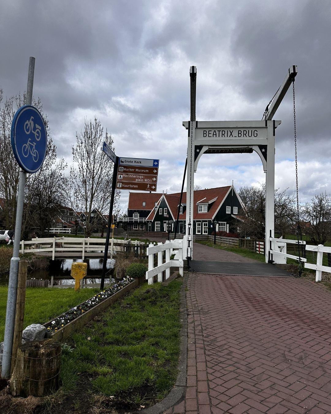 Amsterdam Köyleri: Giethoorn, Zaanse Schans, Volendam, Marken Marken köyünde koyu yeşil ve siyah ahşaptan yapılmış bembeyaz pencereli geleneksel evle