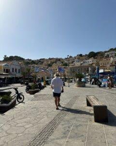 Symi Adası kordon boyu: Gezginbirchef Yunan bayrakları eşliğinde sahil yürüyüşünde.