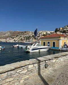 Symi Adası tekne turu: Limanda demirlemiş lüks yatlar ve meşhur renkli Sömbeki evleri.