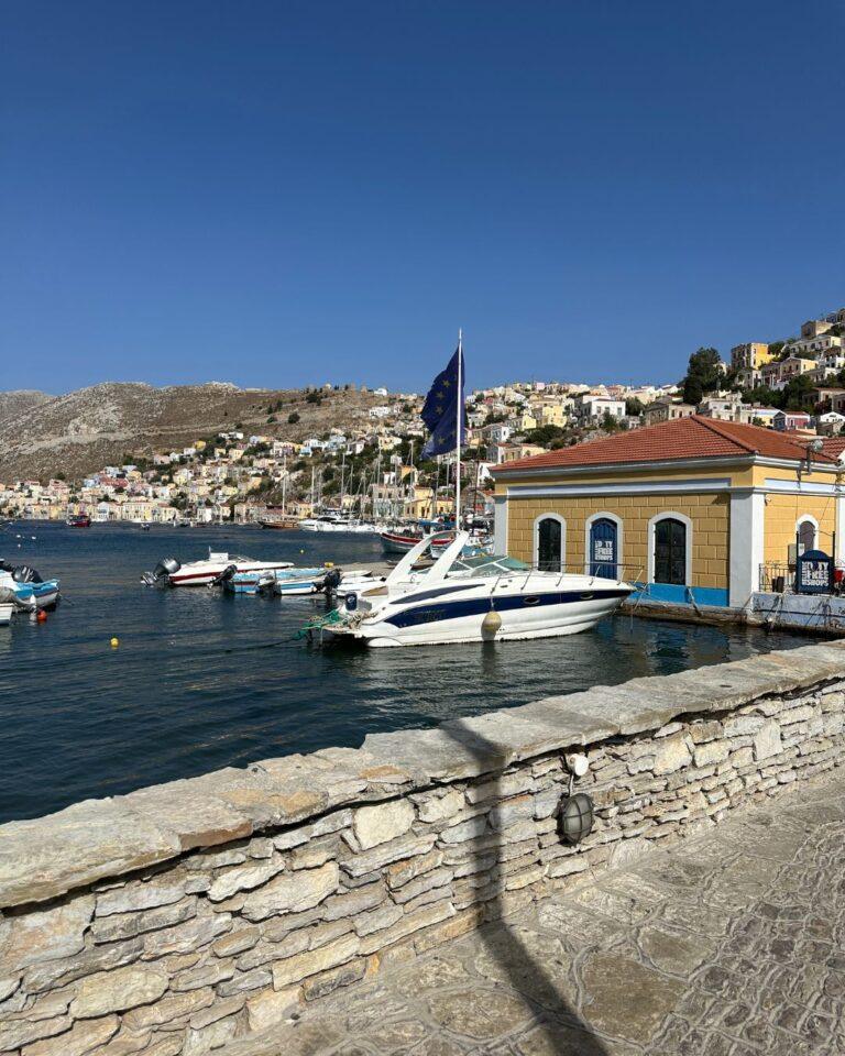 Symi Adası tekne turu: Limanda demirlemiş lüks yatlar ve meşhur renkli Sömbeki evleri.
