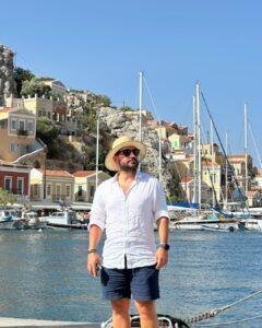 Symi Adası marina: Gezginbirchef teknelerin ve geleneksel ada mimarisinin önünde.