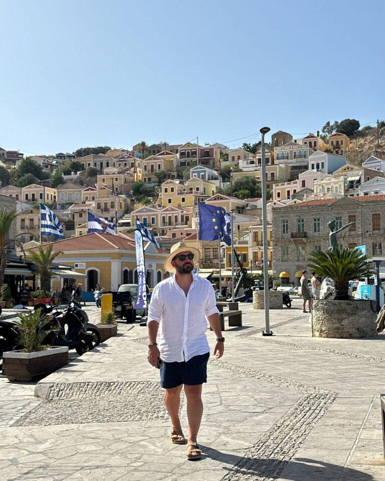 Symi Adası merkez: Gezginbirchef taş döşeli meydanda Yunanistan tatilinde yürüyüş yapıyor.