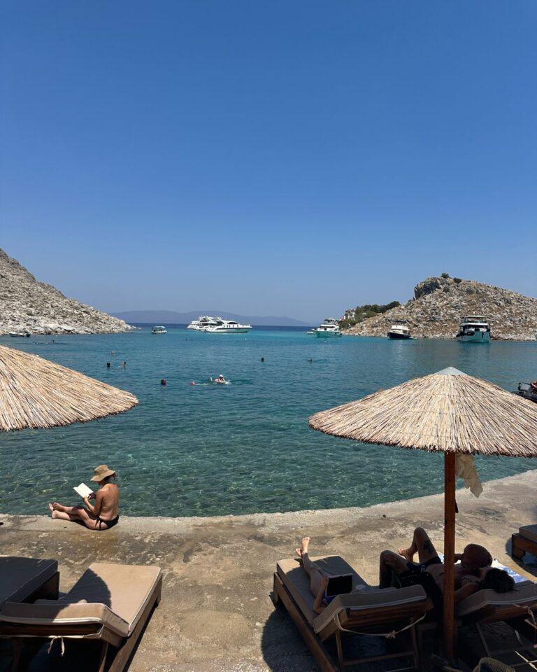 Symi Adası plajları: Hasır şemsiyeler, berrak deniz ve Gezginbirchef'in deniz molası.