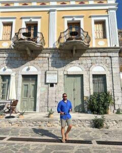 Symi Adası konaklama: Gezginbirchef tarihi taş bina Overthesea Apartments önünde.