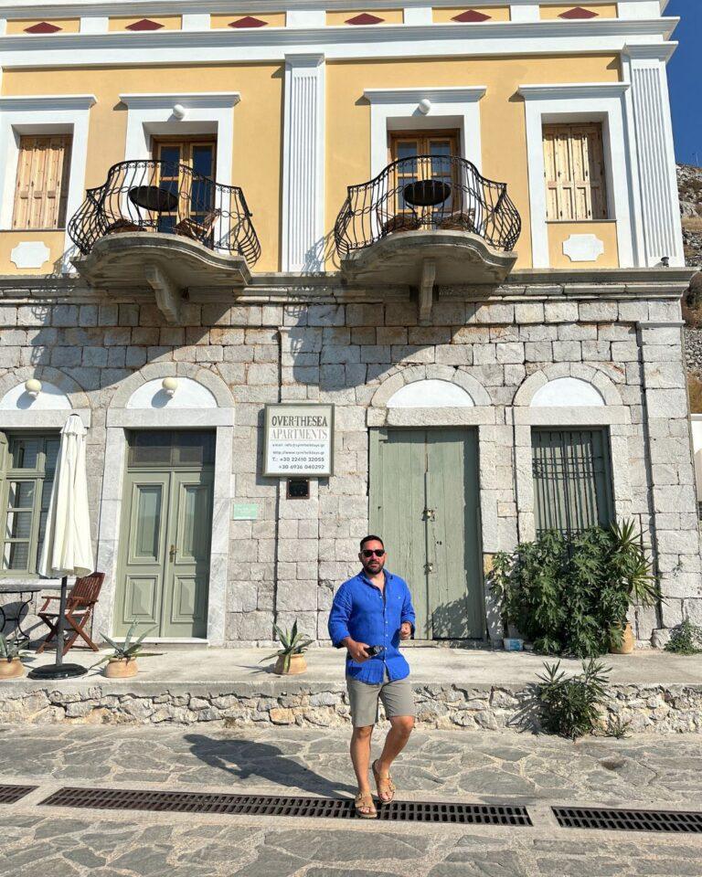 Symi Adası konaklama: Gezginbirchef tarihi taş bina Overthesea Apartments önünde.