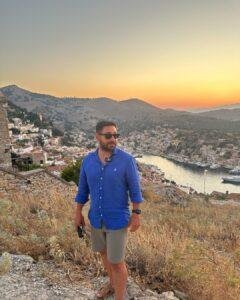 Symi Adası gün batımı manzarası: Gezginbirchef tepeden adanın panoramik güzelliğini izliyor.