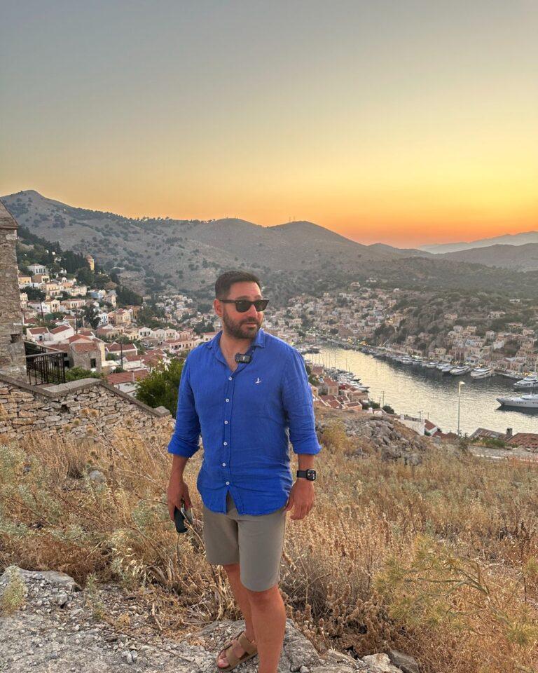 Symi Adası gün batımı manzarası: Gezginbirchef tepeden adanın panoramik güzelliğini izliyor.