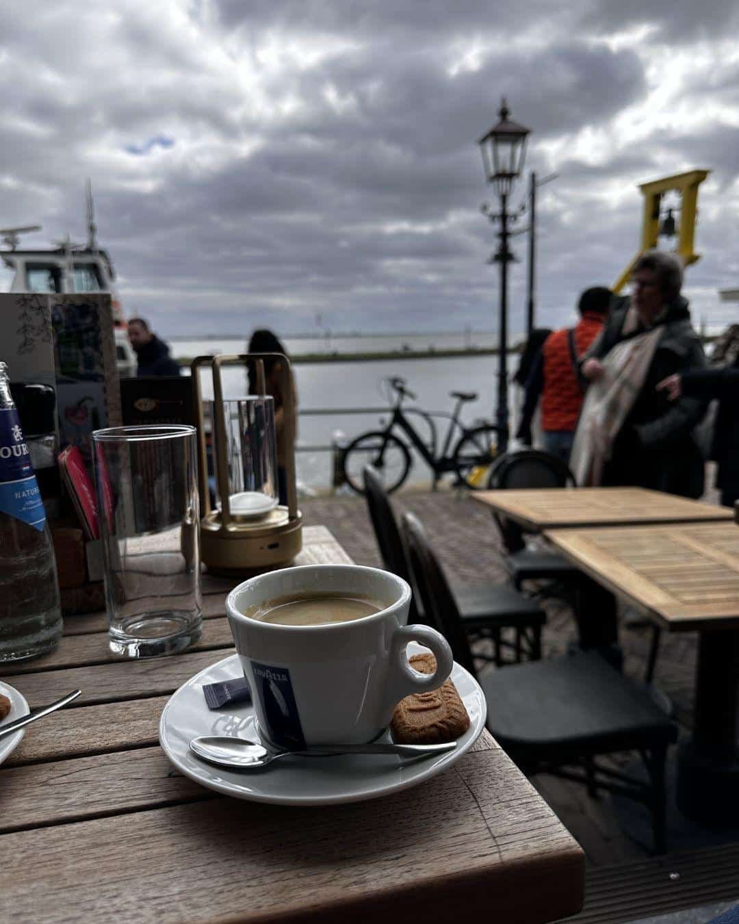 Amsterdam Köyleri: Giethoorn, Zaanse Schans, Volendam, Marken Volendam sahil şeridinde nostaljik kafede kahve keyfi ve Markermeer gölü manzarası