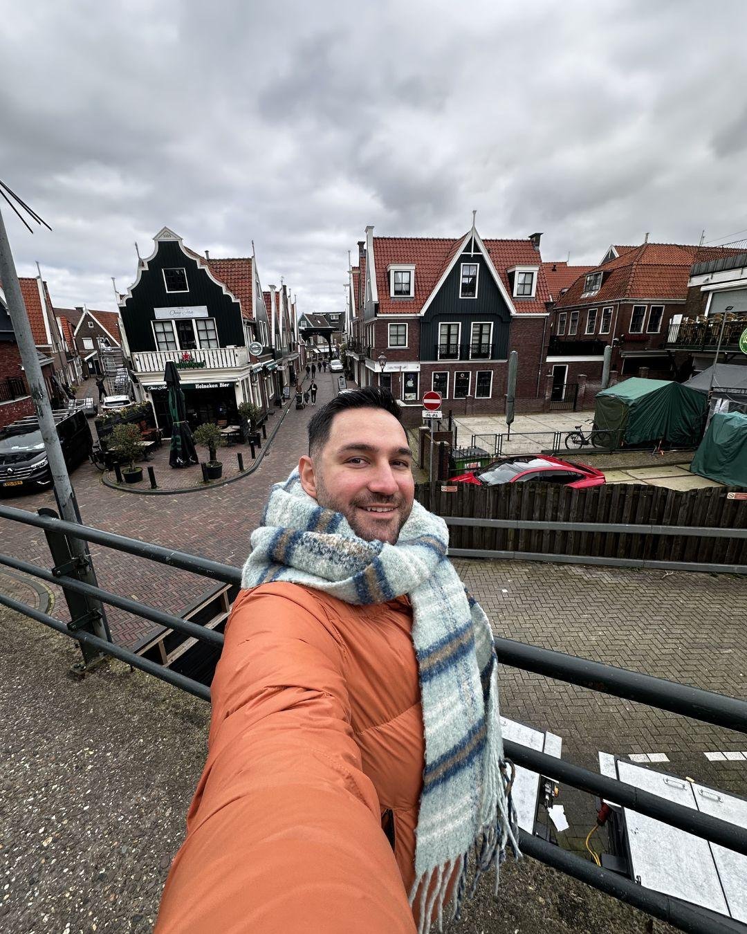 Amsterdam Köyleri: Giethoorn, Zaanse Schans, Volendam, Marken Volendam limanında renkli ahşap evler