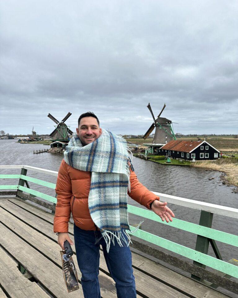 Zaanse Schans yel değirmeninin tepesinden köy ve Zaan Nehri panoramik manzarası