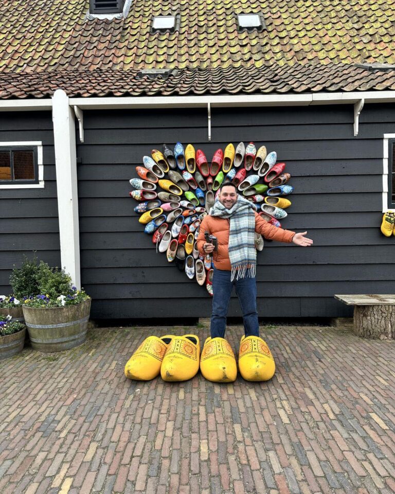 Zaanse Schans klompen atölyesinde ustanın tahta ayakkabı yapım gösterimi ve dev tahta ayakkabı fotoğraf noktası