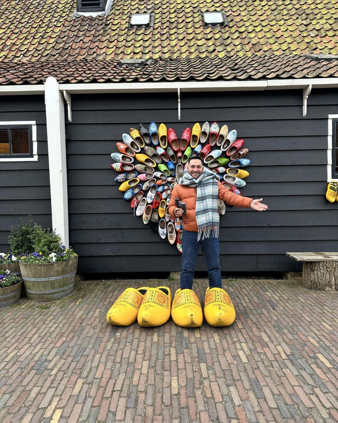 Amsterdam Köyleri: Giethoorn, Zaanse Schans, Volendam, Marken Zaanse Schans klompen atölyesinde ustanın tahta ayakkabı yapım gösterimi ve dev tahta ayakkabı fotoğraf noktası