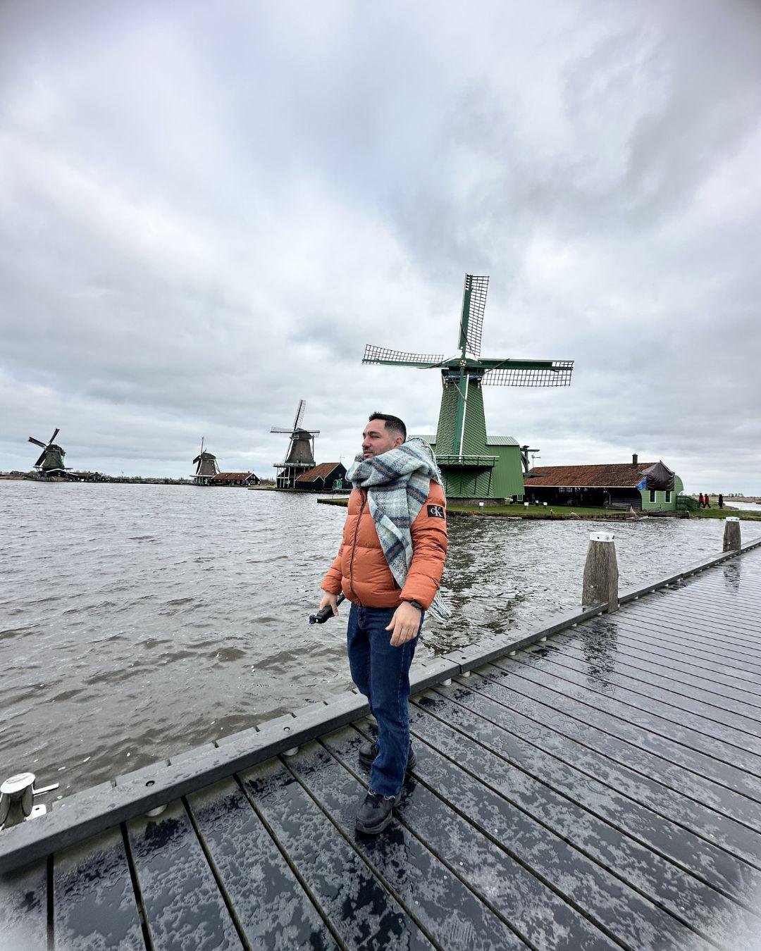 Amsterdam Köyleri: Giethoorn, Zaanse Schans, Volendam, Marken Zaanse Schans yel değirmenleri ve Zaan Nehri kıyısında yeşil ahşap evler manzarası