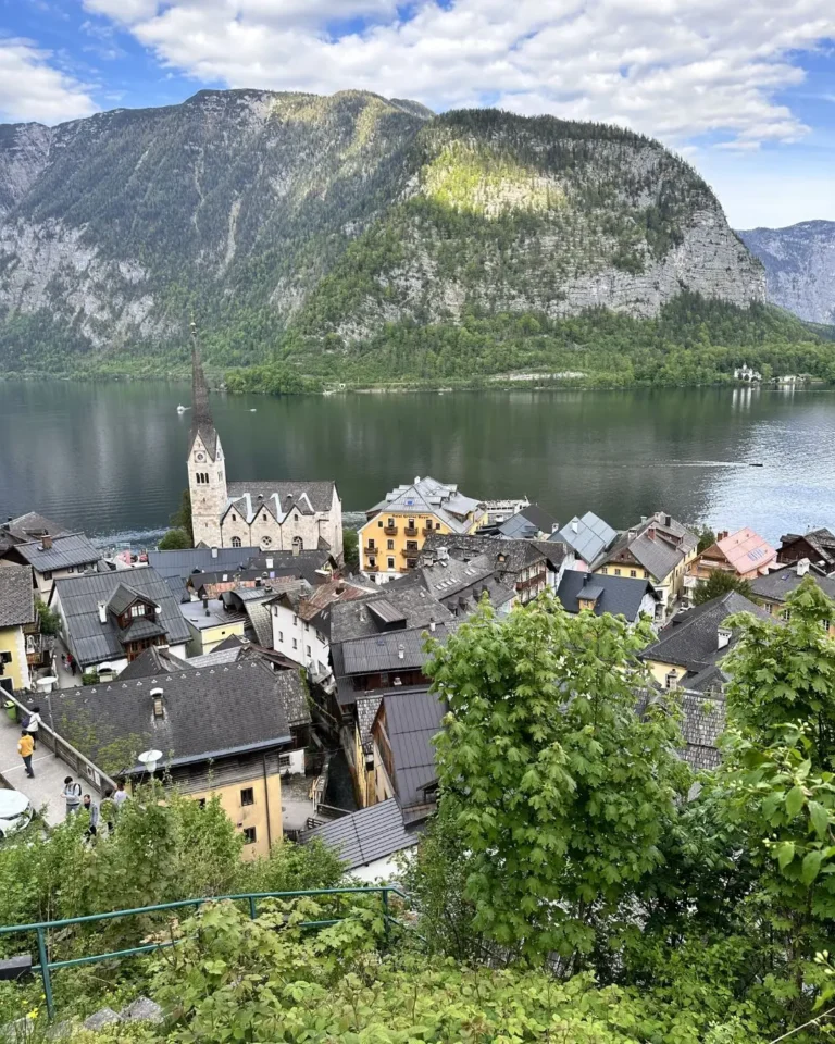 Hallstatt Evangelik Kilisesi'nin (Pfarrkirche) ince Gotik çan kulesi ve Marktplatz'tan Hallstättersee göl manzarası
