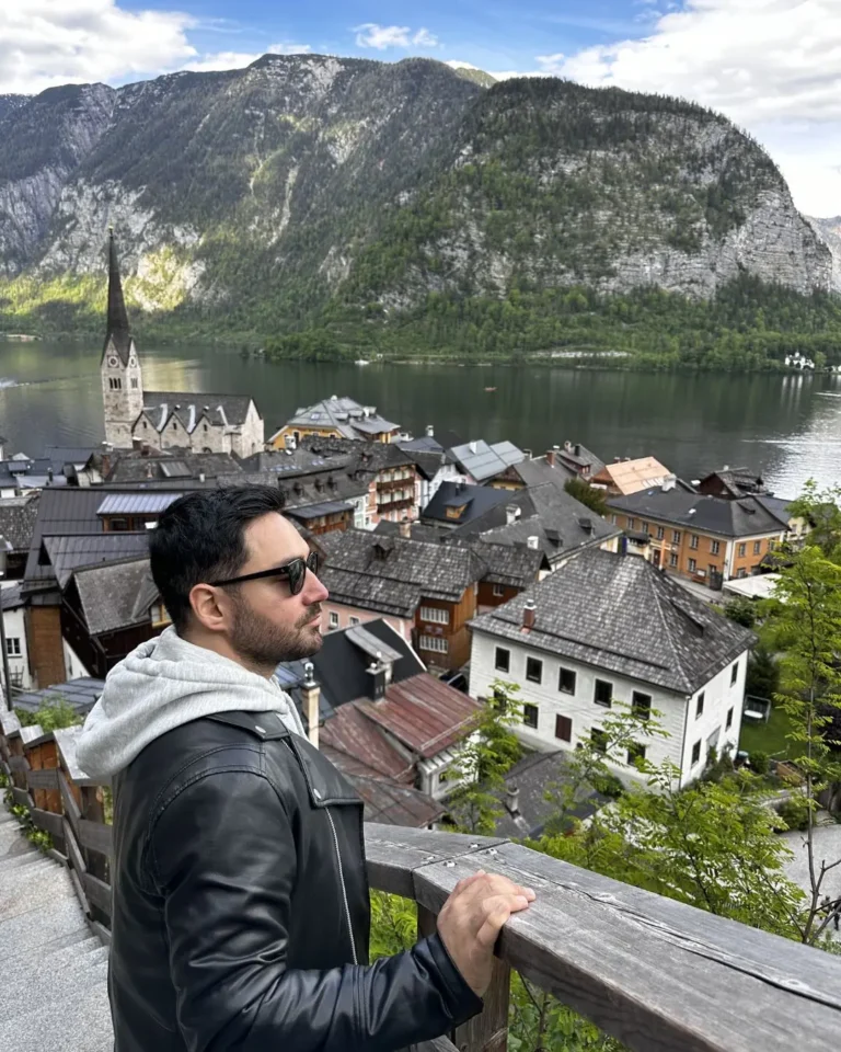 Hallstatt klasik foto noktasından kasabanın çatılarına ve Evangelik Pfarrkirche kilisesine bakan Gezginbirchef'in yan profil portresi