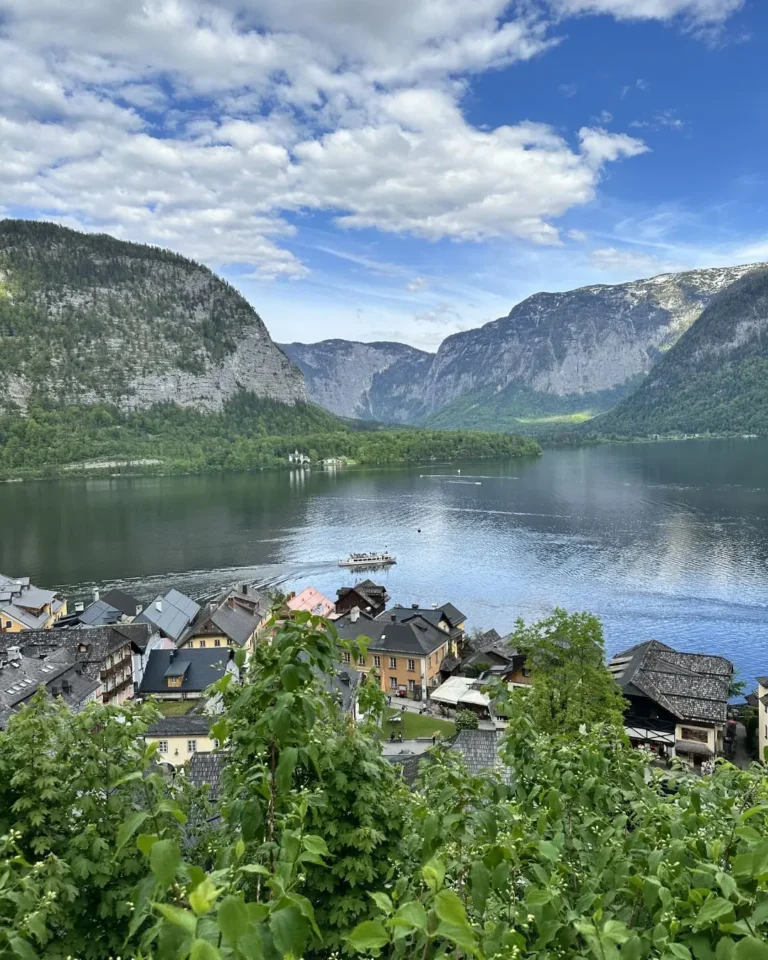 Hallstatt Gölü panoraması, Avusturya Alpleri eşliğinde Hallstättersee yolcu teknesi ve kasabanın renkli çatıları