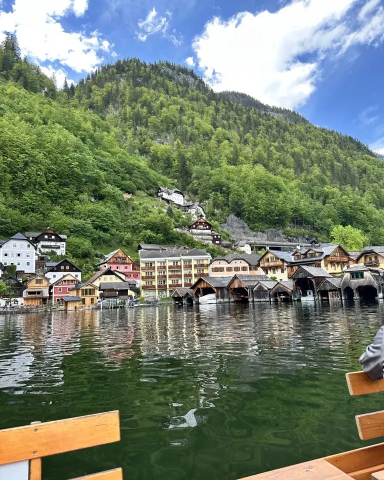 Hallstatt Lahn bölgesindeki tarihi ahşap tekne hangarları ve gölün üzerine kurulmuş renkli geleneksel evler