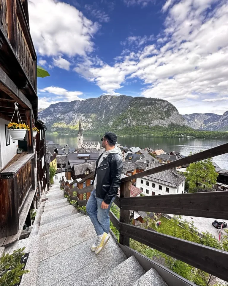 Hallstatt klasik foto noktasına çıkan taş merdivenlerde Gezginbirchef, aşağıda kasabanın çatıları, kilise ve göl manzarası