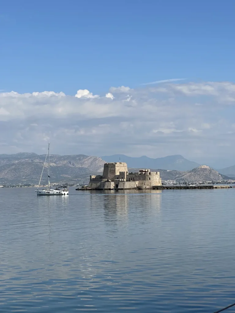 Denizin ortasında yükselen Nafplio Bourtzi Kalesi