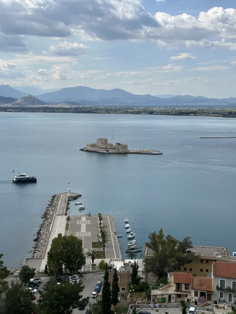 Nafplio limanından Bourtzi Kalesi ve deniz manzarası