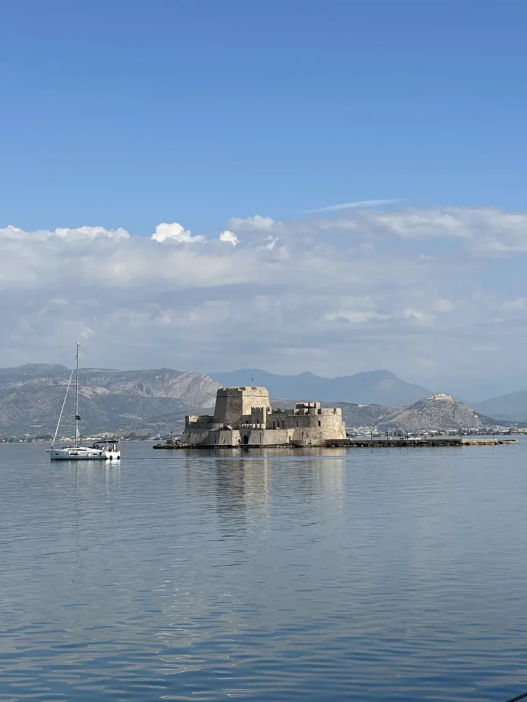 Nafplio Bourtzi Kalesi'ne giden gezi teknesi