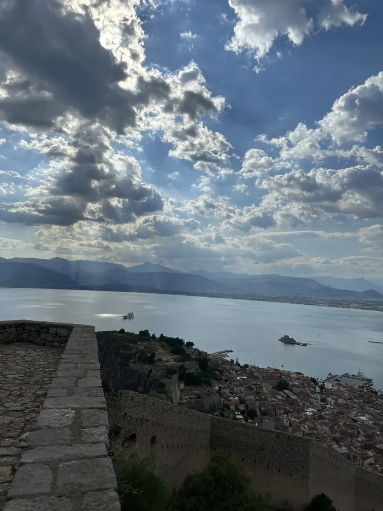 Palamidi Kalesi surlarından Nafplio kıyısı ve deniz manzarası