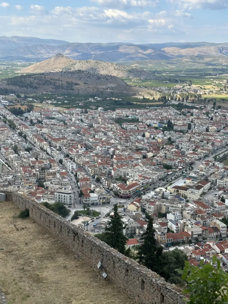 Yukarıdan Nafplio şehrinin ve körfezin panoramik görünümü