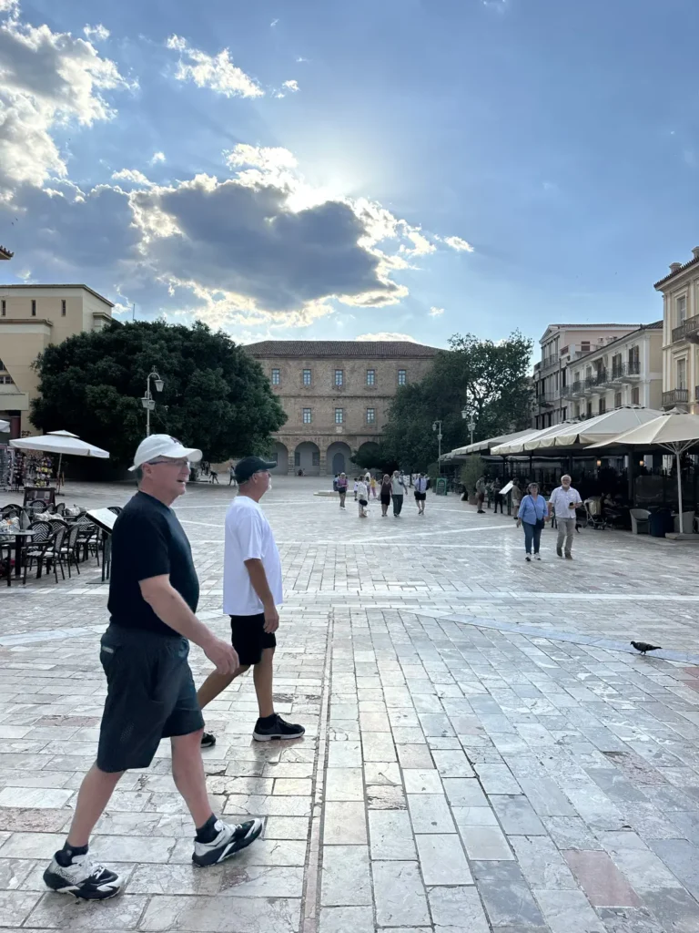 Nafplio Syntagma Meydanı'nda mermer zemin ve kafeler