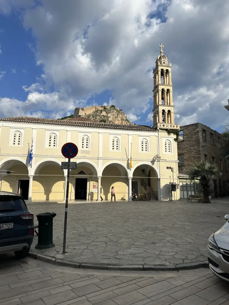 Nafplio Syntagma Meydanı'ndaki Arkeoloji Müzesi binası