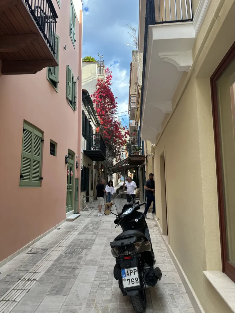 Nafplio eski şehirde neoklasik binalarla çevrili arnavut kaldırımı