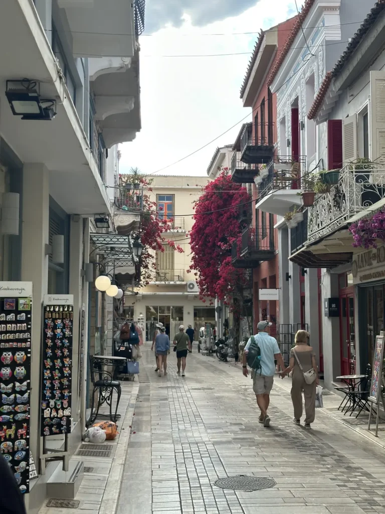 Nafplio Staikopoulou Sokağı'nda hediyelik eşya dükkânları