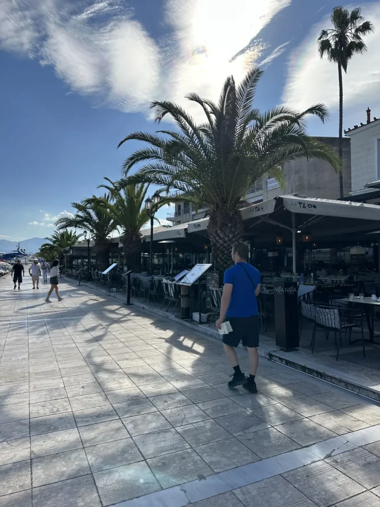 Nafplio sahilinde deniz kenarı yürüyüş yolu ve kayalıklar