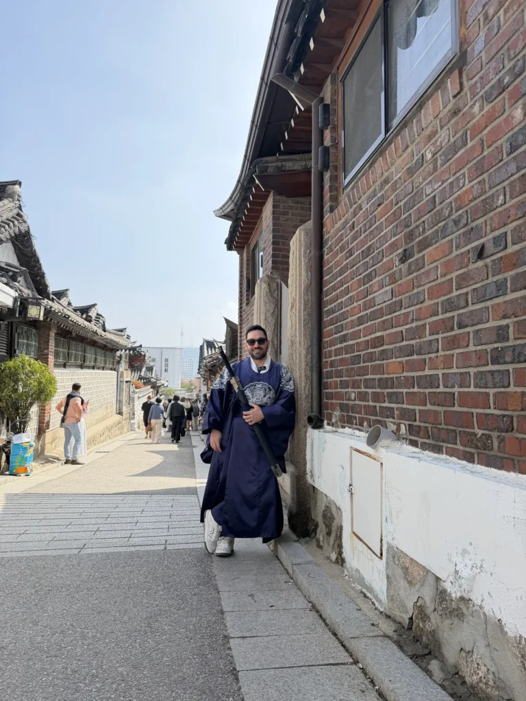 Seul Gezi Rehberi: A’dan Z’ye Seyahat İpuçları Bukchon Hanok Köyü'nün geleneksel sokağında hanbokla yürüyüş