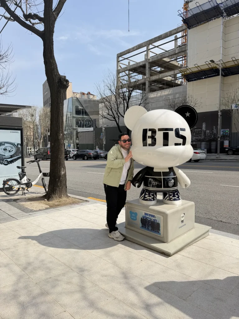 Seul Gezi Rehberi: A’dan Z’ye Seyahat İpuçları Gangnam K-Star Road'da BTS heykeli ve caddedeki gezginler