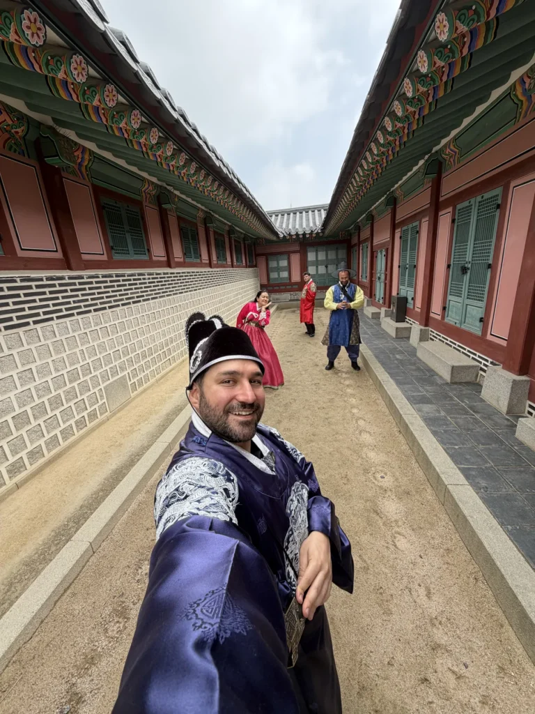 Seul Gezi Rehberi: A’dan Z’ye Seyahat İpuçları Gyeongbokgung Sarayı'nda hanbok giymiş gezginin selfiesi
