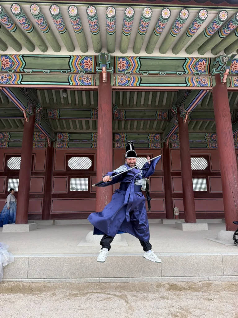 Seul Gezi Rehberi: A’dan Z’ye Seyahat İpuçları Seul Gyeongbokgung Sarayı avlusunda hanbok deneyimi