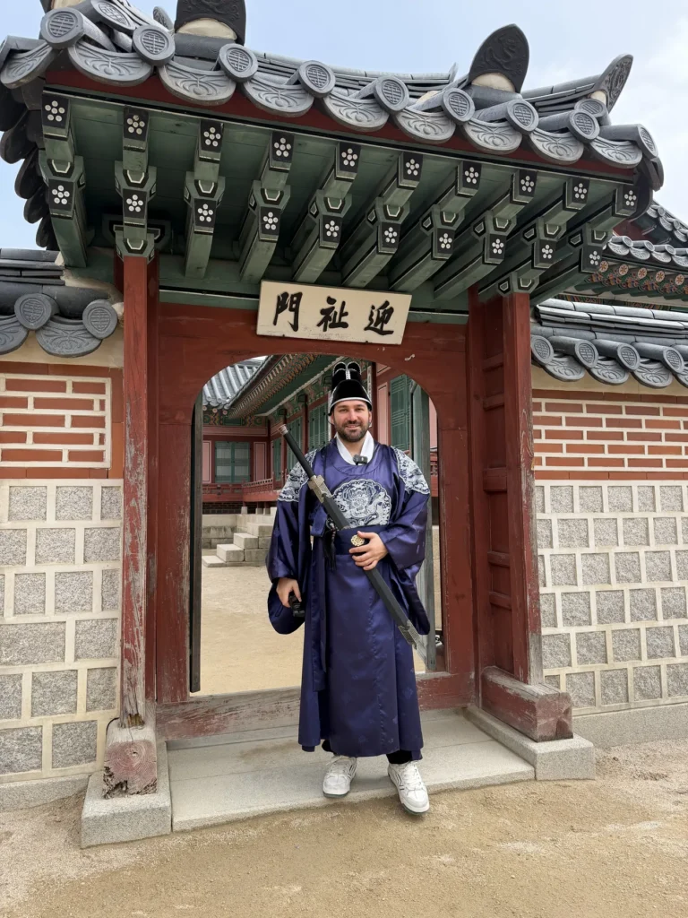 Seul Gezi Rehberi: A’dan Z’ye Seyahat İpuçları Gyeongbokgung Sarayı'nda erkek hanbok kıyafetiyle poz