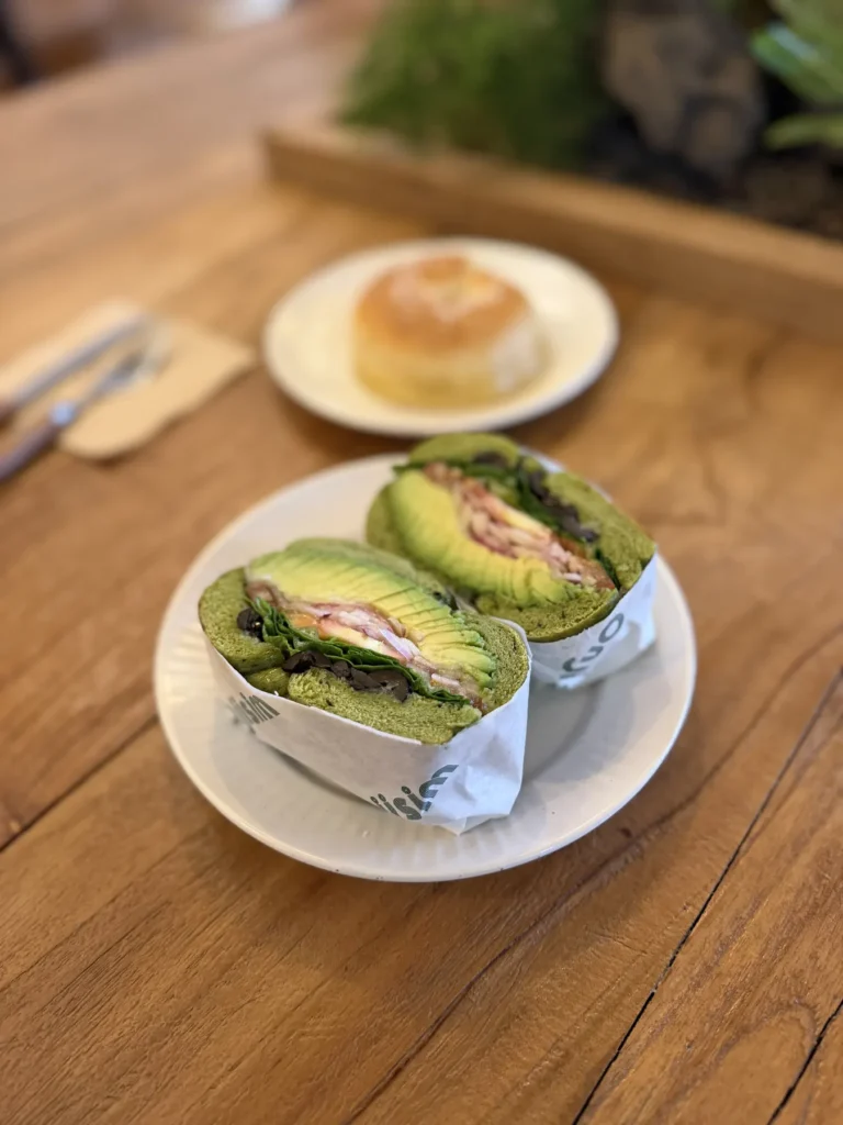 Seul Gezi Rehberi: A’dan Z’ye Seyahat İpuçları Seul'de bir Kore kafesinde avokadolu sandviç ve brunch tabağı