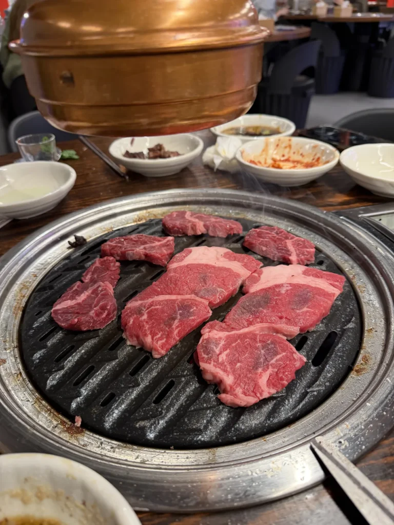 Seul Gezi Rehberi: A’dan Z’ye Seyahat İpuçları Seul'de mangalda pişen Kore BBQ etleri ve yan lezzetler
