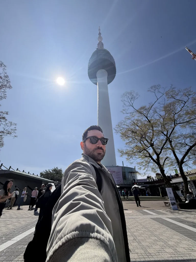 Seul Gezi Rehberi: A’dan Z’ye Seyahat İpuçları Namsan N Seoul Tower önünde selfie çeken gezgin