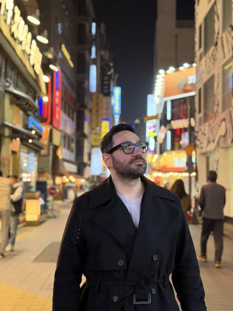 Seul Gezi Rehberi: A’dan Z’ye Seyahat İpuçları Myeongdong'da gece neon tabelalarla aydınlanan kalabalık sokak