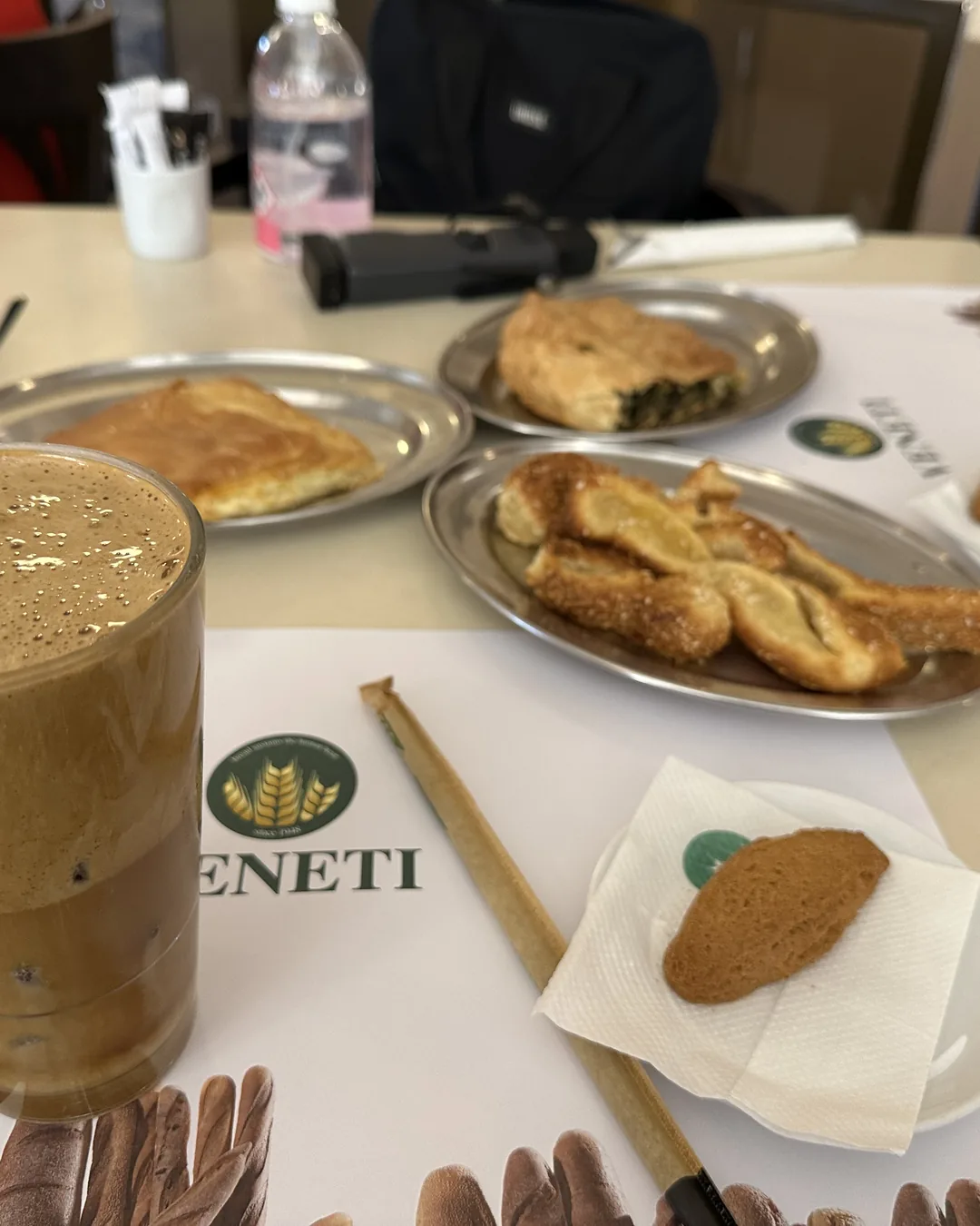 Atina Rivierasi: En İyi Plajlar ve Vouliagmeni Gölü (2026) Cafe Veneti: Omonia'da Güne Başlangıç