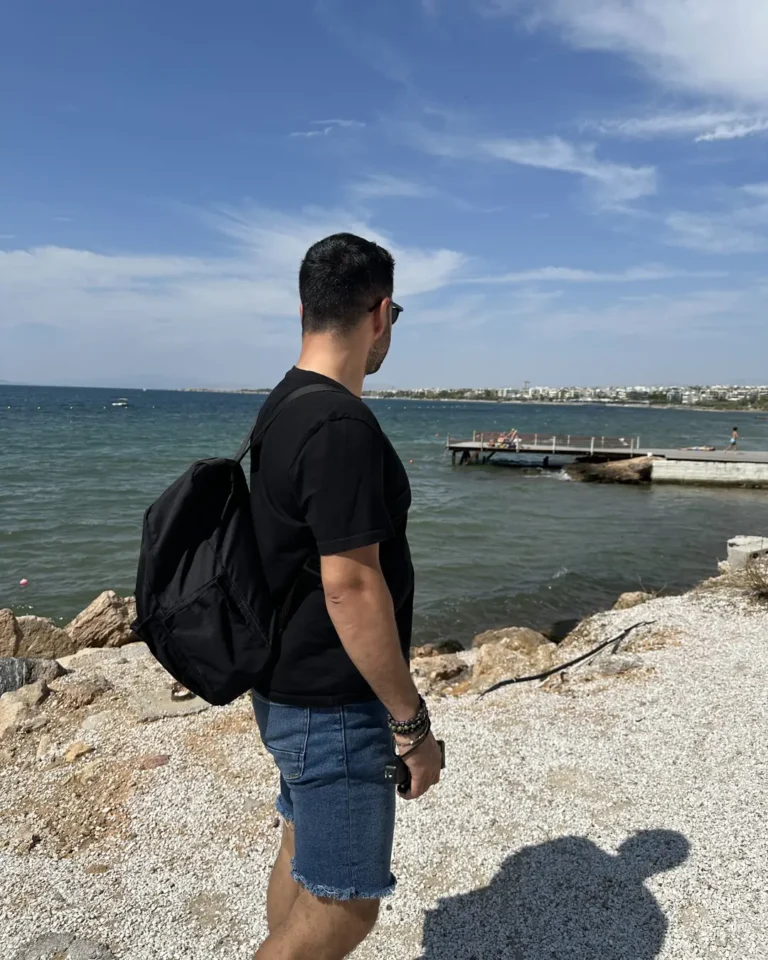 Atina Rivierası'nda Kavouri sahili ve deniz manzarası