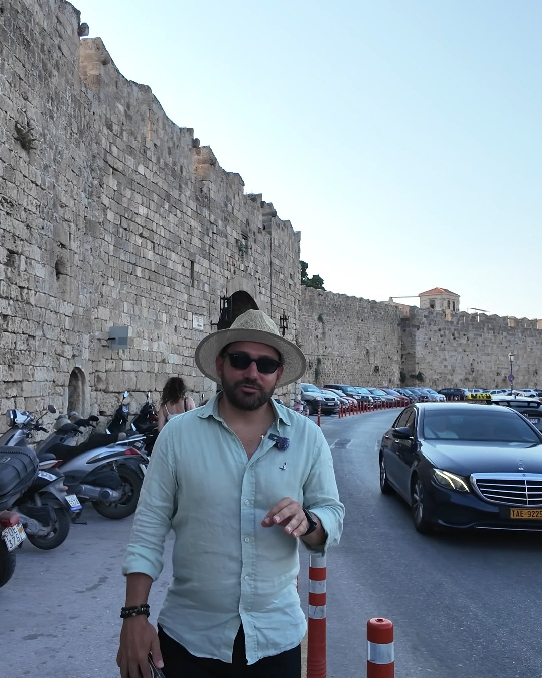 Rodos'ta Ne Yenir? En İyi Tavernalar ve Lezzet Durakları Rodos'ta Mutlaka Denemeniz Gereken 14 Yunan Klasiği (+ Bahşiş Kuralı)