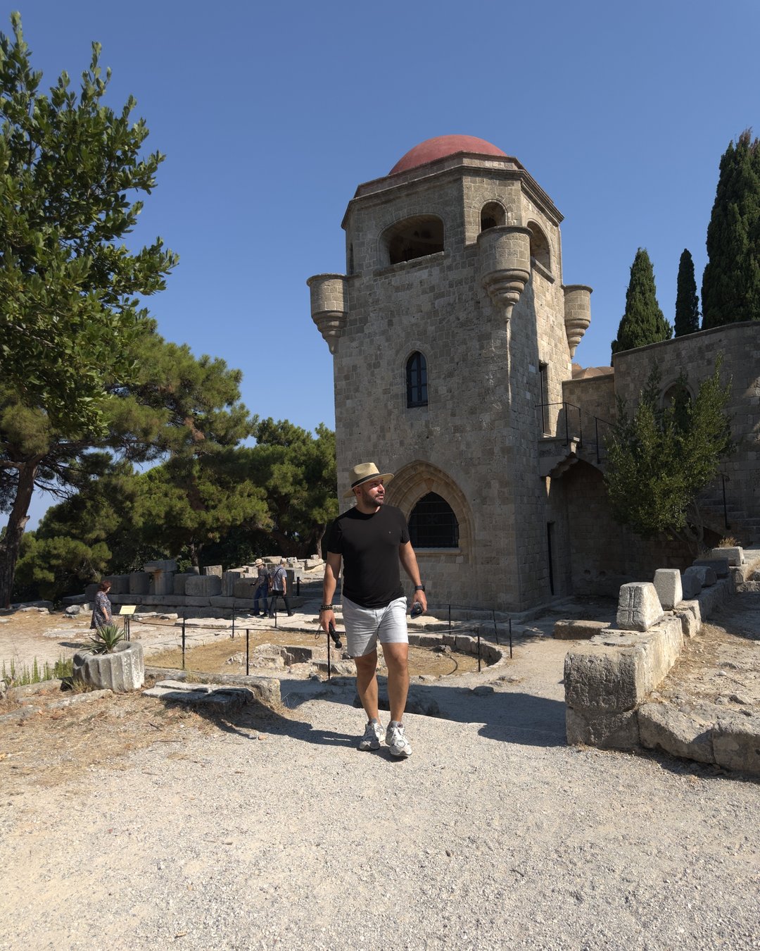 Filerimos Tepesi Rodos: 18m Beton Haç, Tavus Kuşları ve €10 Bilet (2026)