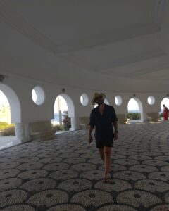 Kallithea Springs'in kubbeli rotunda yapısı ve altındaki koyun berrak suyu, Rodos