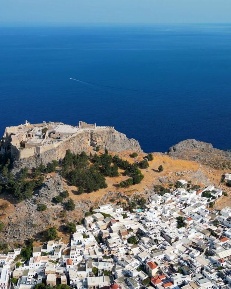 Rodos Adası Gezi Rehberi: A'dan Z'ye Seyahat İpuçları Lindos köyünün beyaz badanalı evleri ve tepesindeki Lindos Akropolü, Rodos