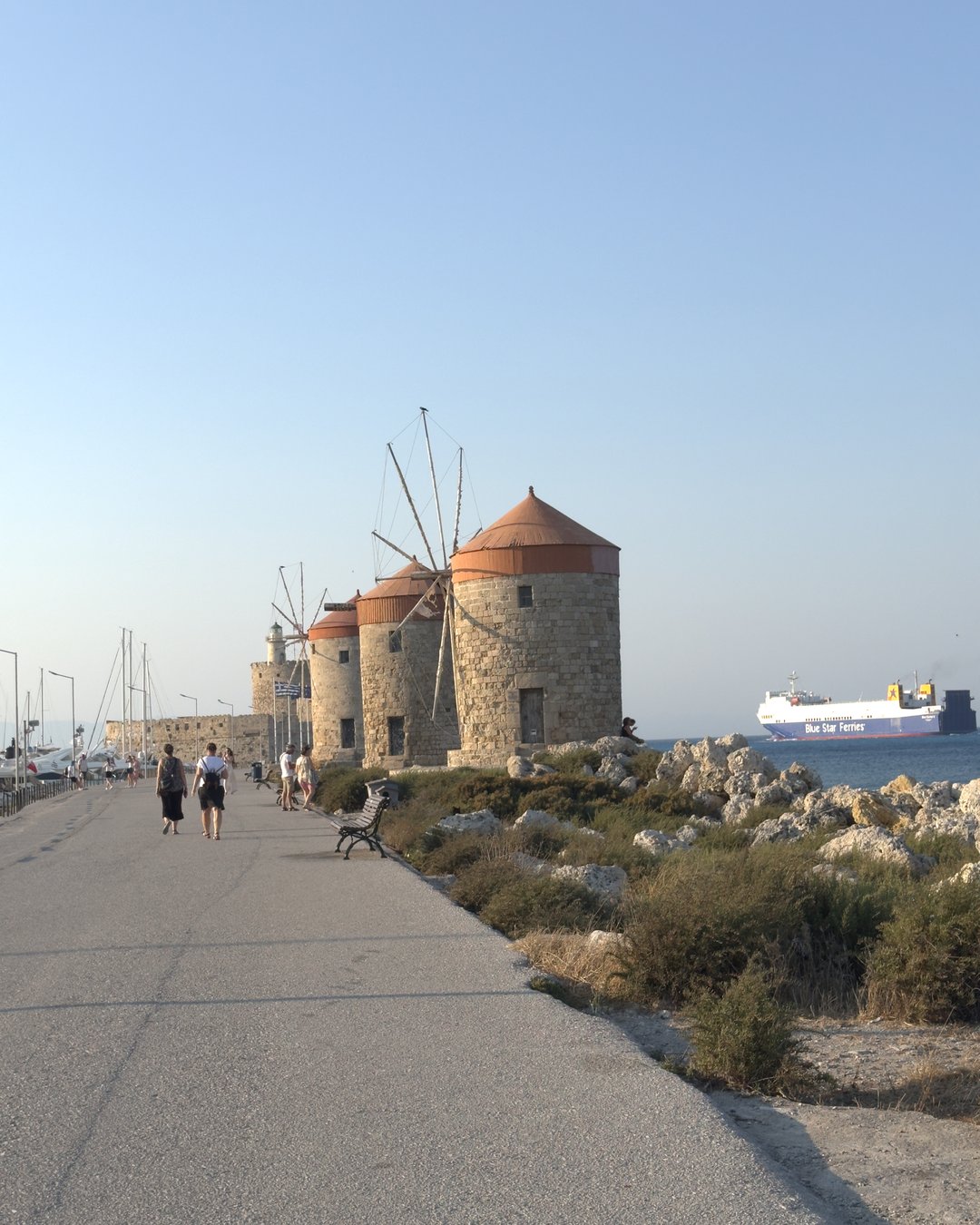 Mandraki Limanı Rodos: 3 Yel Değirmeni ve Helios Kolosu'nun İzleri