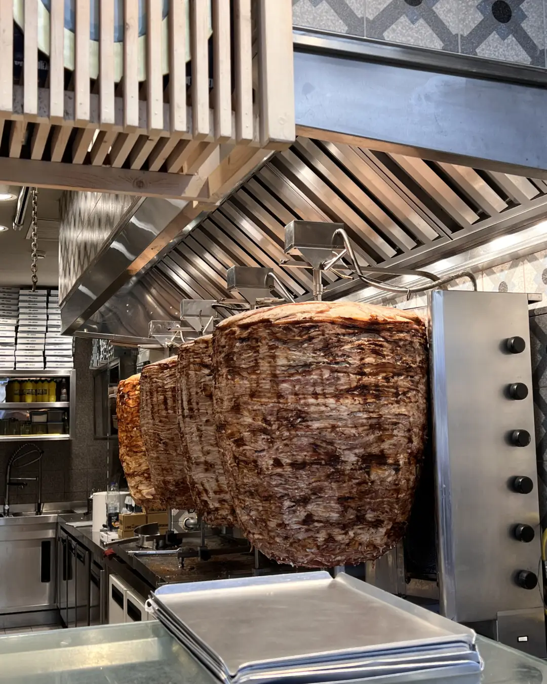 Selanik Lezzet Durakları: Ne Yenir, Nerede Yenir? (2026) O Gyros tis Aristotelous: Meydanın Efsane Gyros'u