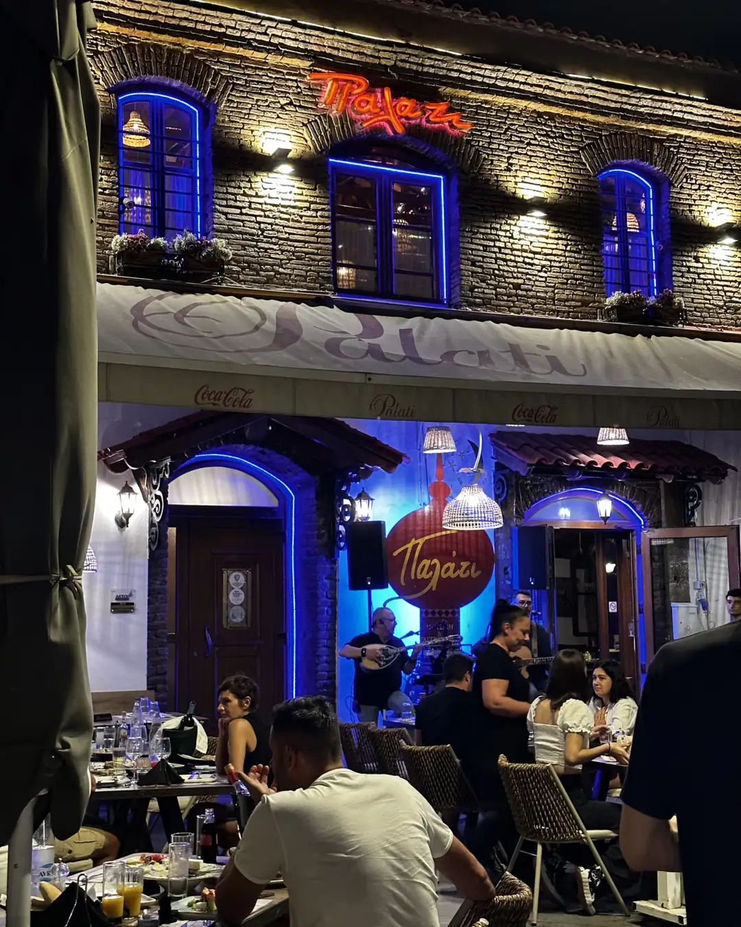 Selanik Lezzet Durakları: Ne Yenir, Nerede Yenir? (2026) Palati Taverna: Ballı Saganaki ve Dans Gecesi